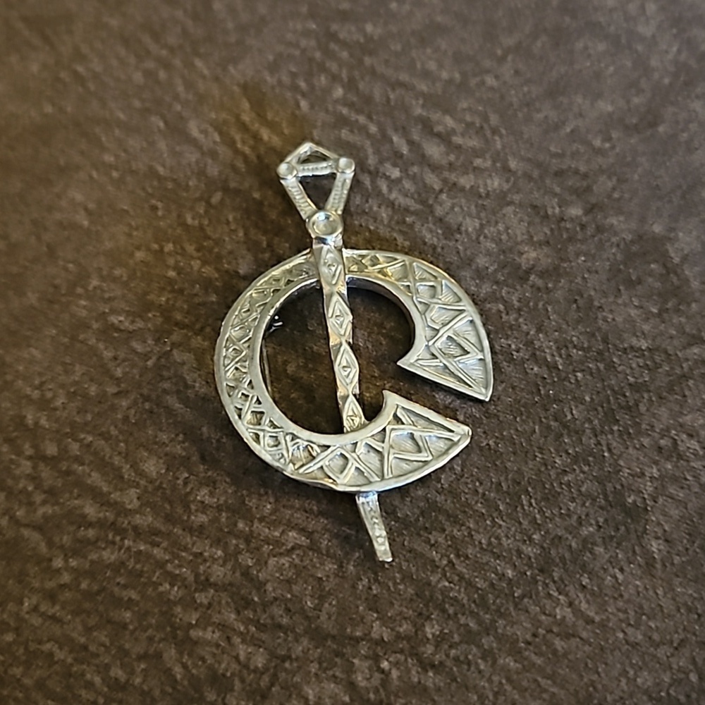 Vintage 1970s Silvertone Celtic Sword and Shield Unisex Brooch Pin - Picture 3 of 5